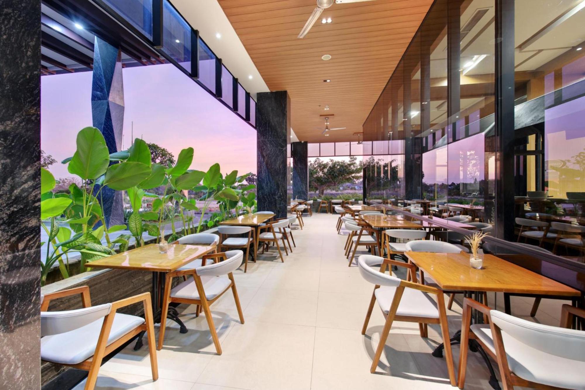 Harper Kupang By Aston Hotel Buitenkant foto